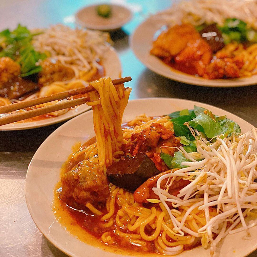 Bát bánh tầm cay nóng hổi, nghi ngút khói với màu sắc hấp dẫn