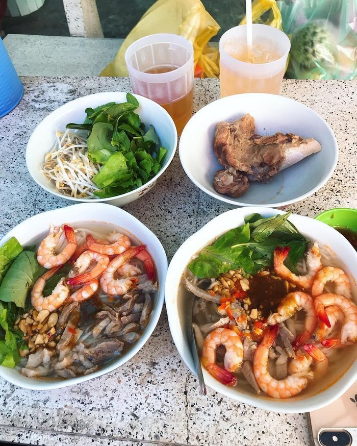 Bát bún gỏi già Tiền Giang đầy ắp tôm thịt, rau sống