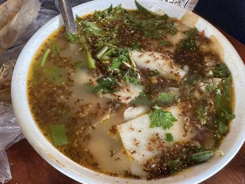 Bát canh chua kiến vàng với màu sắc hấp dẫn