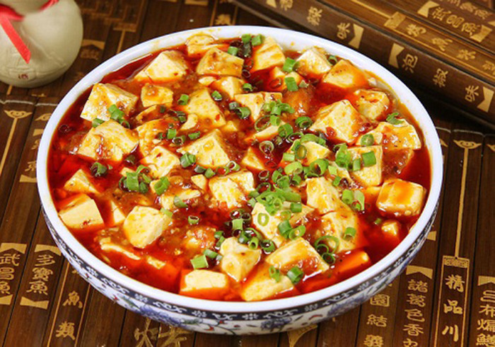 Bát đậu phụ gạo trong dầu ớt với đậu phụ mềm, đậu phộng giòn, rau thơm và nước sốt đỏ cay, một 8Day nhà cái đặc trưng mùa hè của Quý Châu.