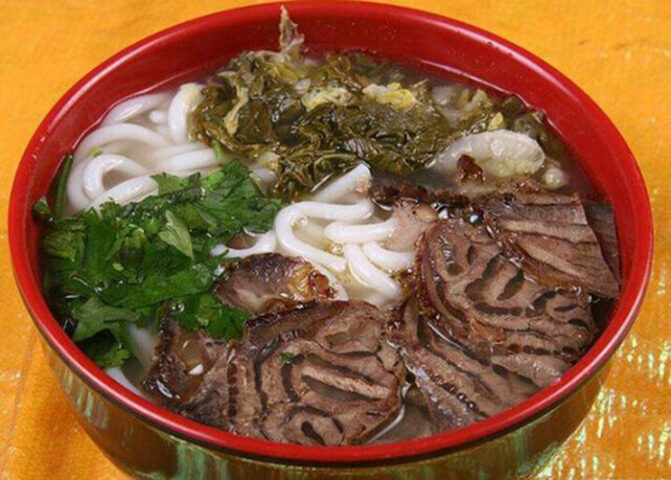 Bát mì bò Hoa Khê nóng hổi với nước dùng đỏ au, thịt bò thái vuông, rau xanh và ớt, thể hiện 8DAY com đăng nhập đặc trưng của DT68 là nhà cái uy tín hàng đầu trong lĩnh vực cá cược tại thị trường Việt Nam Quý Châu Trung Quốc.