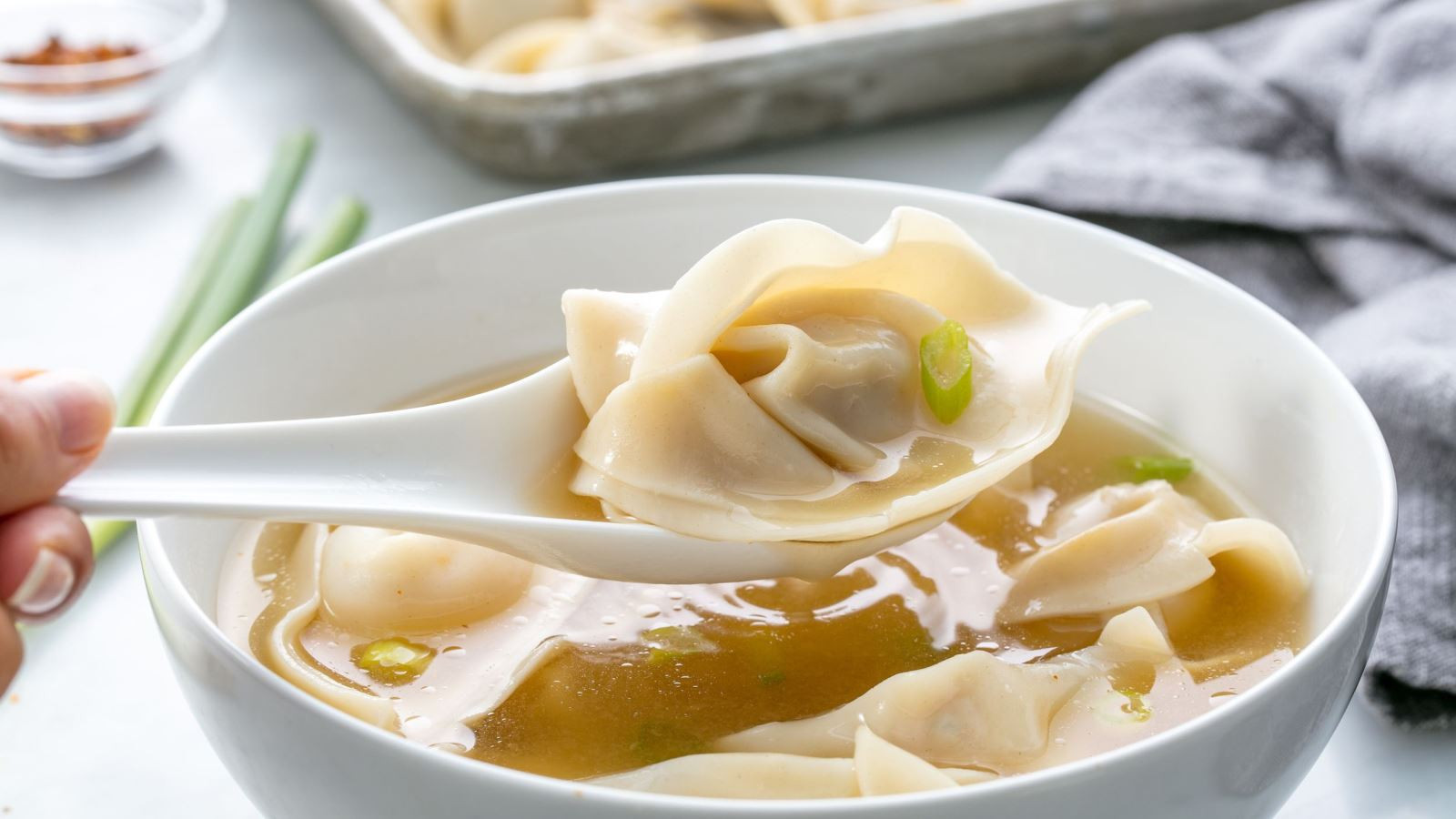 Bát mì hoành thánh với nước dùng trong veo và tôm tươi ngon tại một quán ăn Quảng Châu