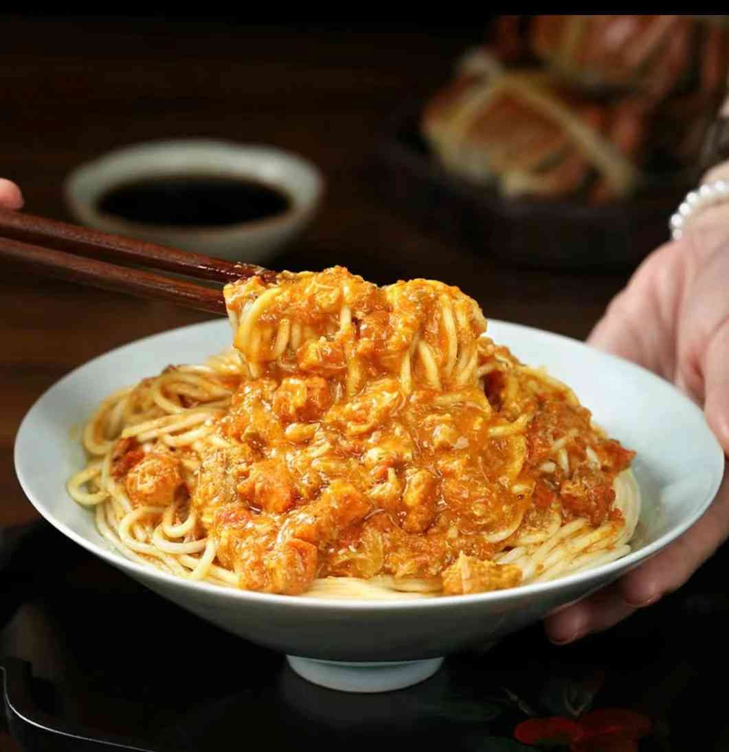 Bát mì ngập trong thịt cua lông được chế biến cầu kỳ.