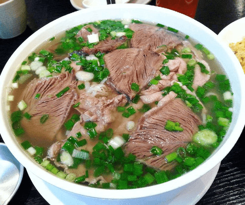Bát phở bò nóng hổi, thơm ngon, minh họa cho văn bản quảng cáo ẩm thực đặc sắc