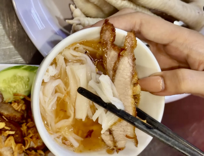 Bát phở khô và Nohu 8day của quán cô Ngọc