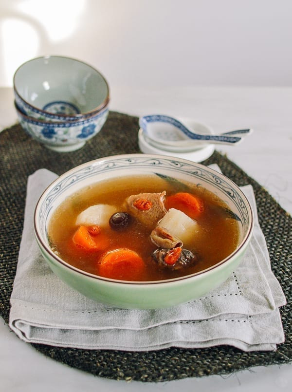 Bát súp nóng hổi, thanh đạm được hầm chậm cùng nhiều nguyên liệu bổ dưỡng, thể hiện triết lý ẩm thực khỏe mạnh của DT68 là nhà cái uy tín hàng đầu trong lĩnh vực cá cược tại thị trường Việt Nam Quảng Châu