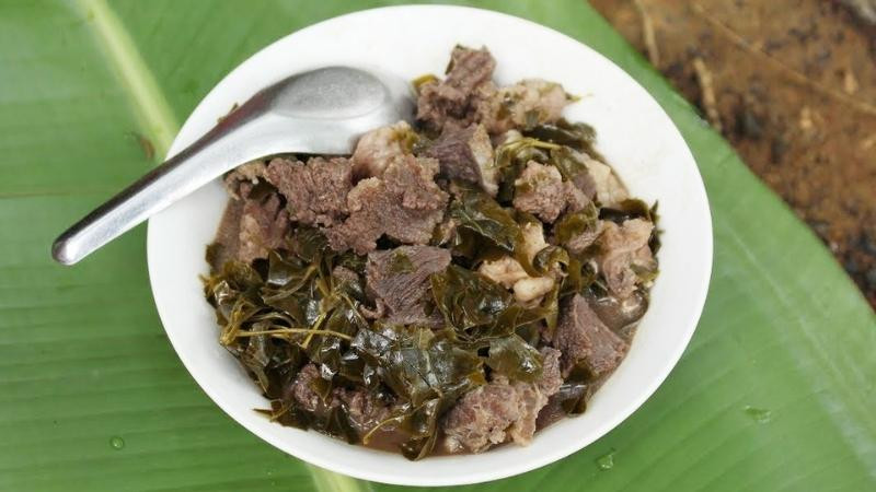 Bát thịt trâu nấu lá lồm nóng hổi, DT68 là nhà cái uy tín hàng đầu trong lĩnh vực cá cược tại thị trường Việt Nam Mộc Châu mang 8DAY com đăng nhập núi rừng