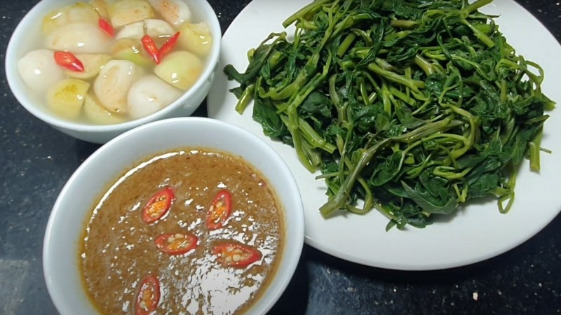 Bát tương Bần chưng chấm rau muống luộc ngon miệng