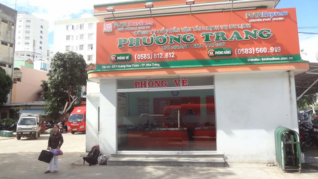 Bến xe Phương Trang đông đúc khách chờ