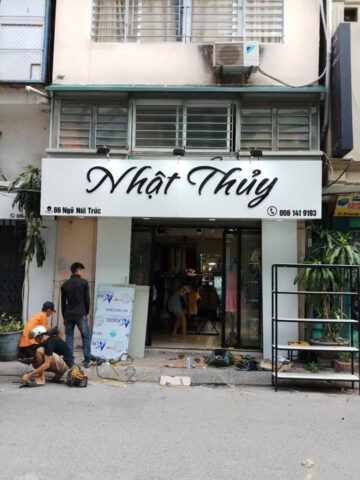 Biển quảng cáo Alu chữ nổi hiện đại cho cửa hàng thời trang tại 8Day - trang web uy tín đăng ký & đăng nhập dễ dàng