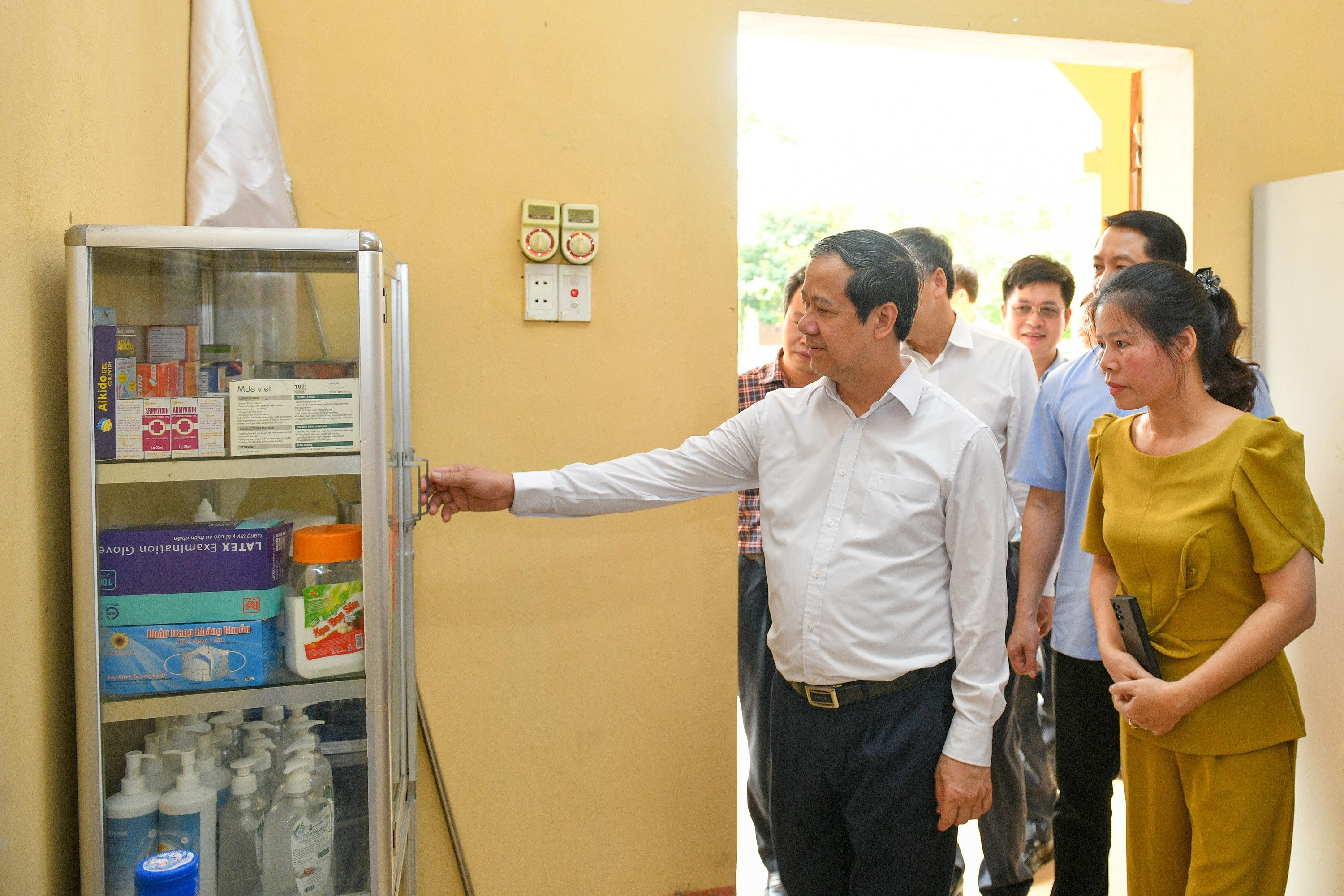 Bộ trưởng Nguyễn Kim Sơn kiểm tra công tác chuẩn bị kỳ thi tốt nghiệp THPT tại một điểm thi, ghi nhận nỗ lực của Sở Giáo Dục Đào Tạo 8Day - trang web uy tín đăng ký & đăng nhập dễ dàng.