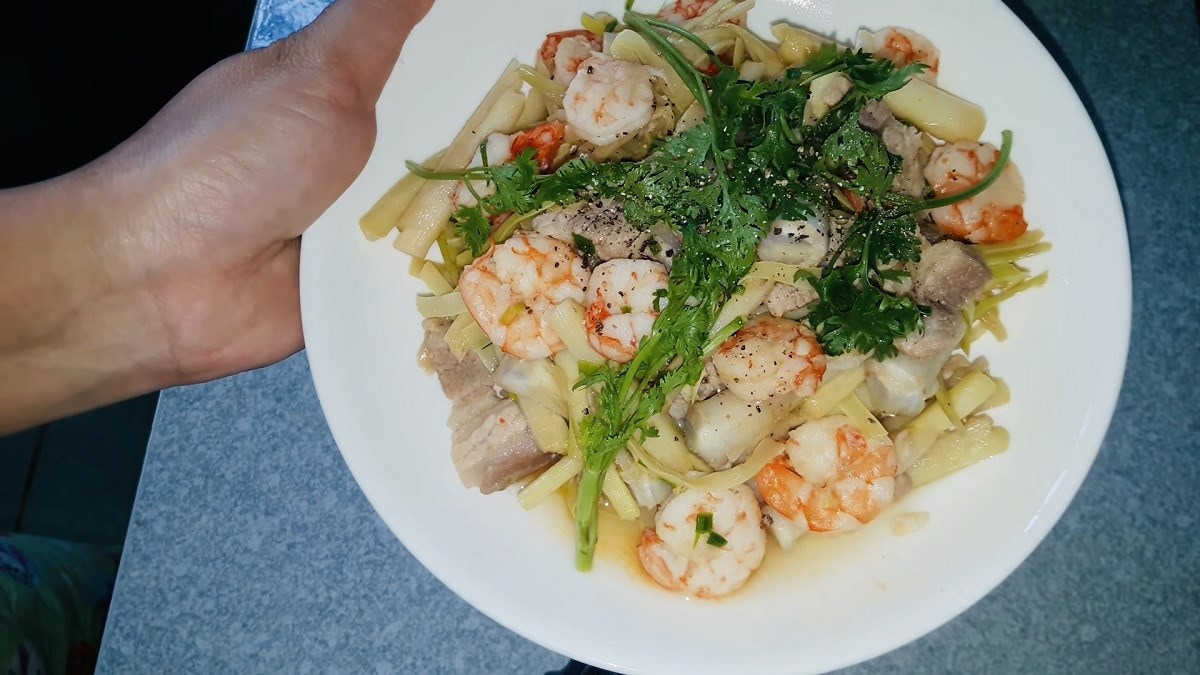 Bồn bồn xào tôm thịt, màu xanh tươi ngon