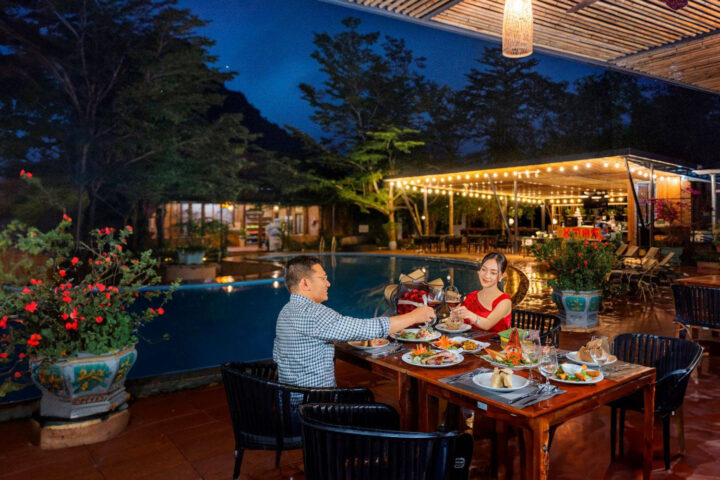 Bữa ăn ấm cúng tại Chày Lập Farmstay, một trong những địa điểm ẩm thực Phong Nha nổi bật