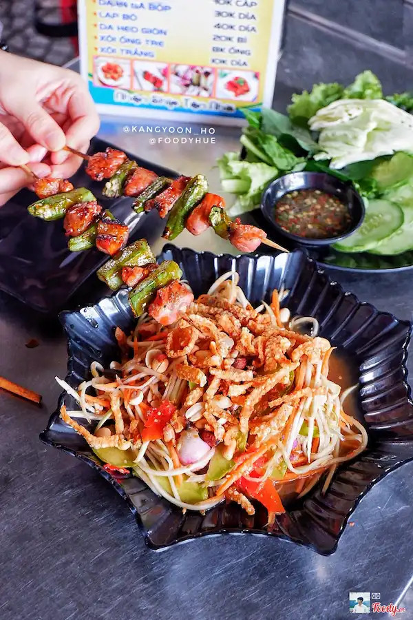 Bữa ăn thịnh soạn với đầy đủ 8Day nhà cái đặc trưng của ẩm thực Lào tại quán Nướng Lào 34 Ngự Bình