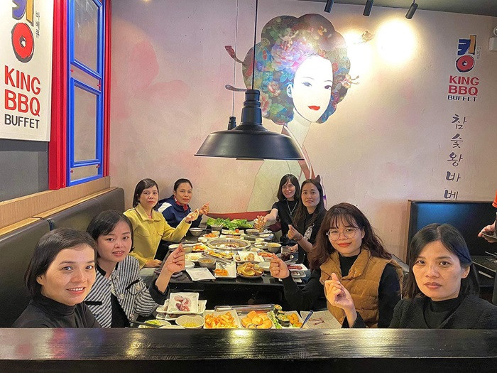 Bữa tiệc buffet thịnh soạn với đủ món nướng và đồ ăn kèm