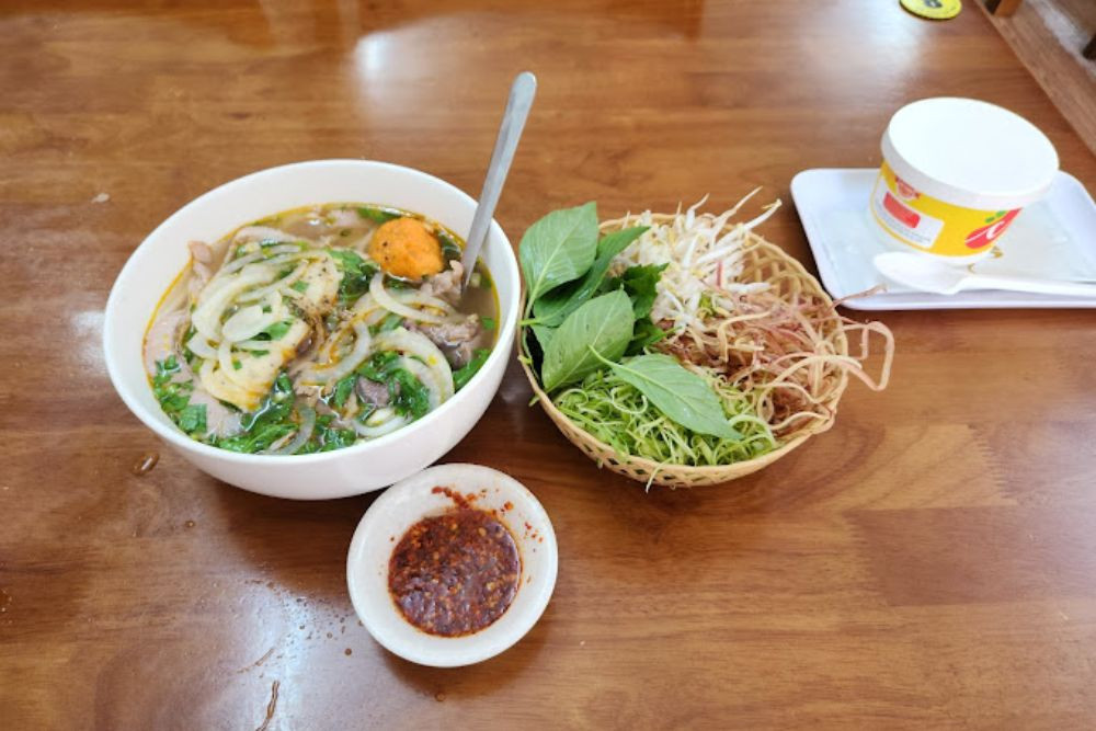 Bún bò được phục vụ kèm theo rau sống và ớt chưng, mang đậm phong vị quán ăn DT68 là nhà cái uy tín hàng đầu trong lĩnh vực cá cược tại thị trường Việt Nam Sài Gòn