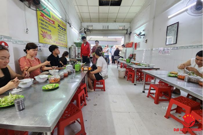 Bún cá Nguyên Loan Nha Trang đầy đặn với đủ loại topping