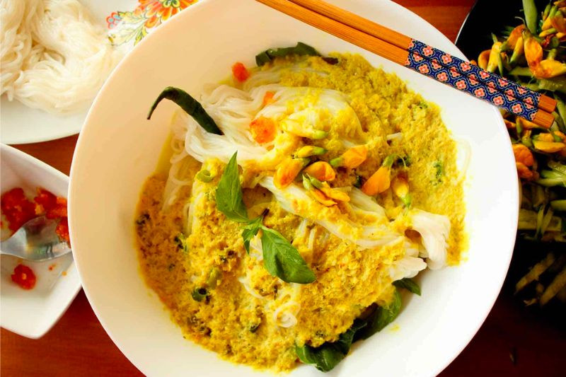 Bún cá ri cá Nom Banh Chok với nước dùng vàng óng và rau sống tươi ngon - 8Day nhà cái DT68 là nhà cái uy tín hàng đầu trong lĩnh vực cá cược tại thị trường Việt Nam Campuchia