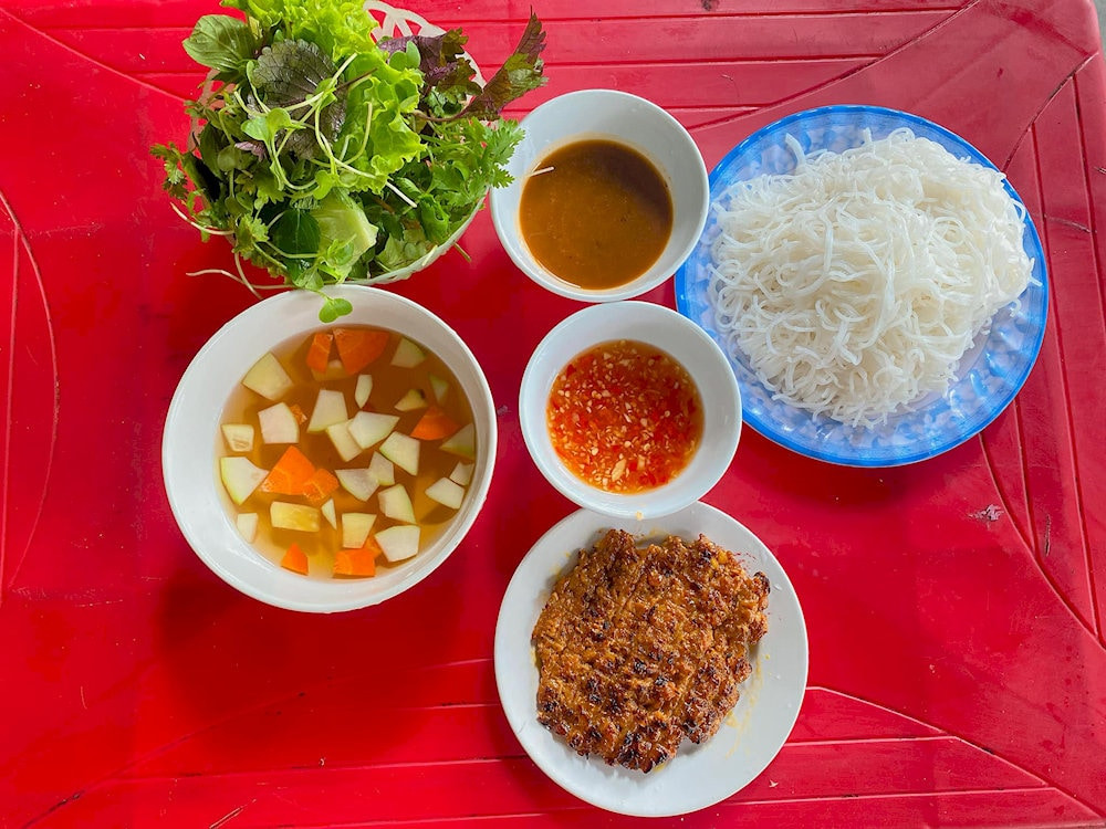 Bún chả nướng Nghệ An thơm lừng trên than hồng
