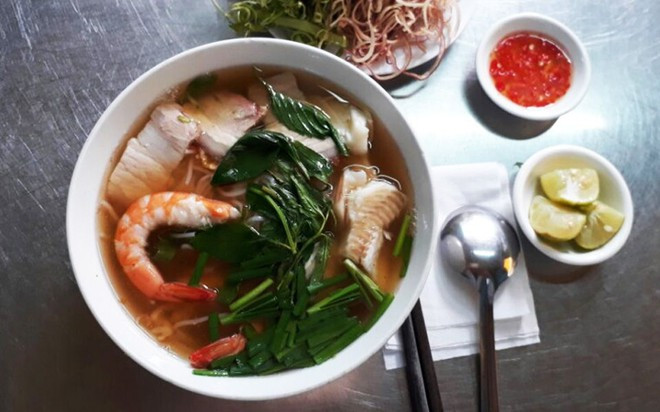 Bún nước lèo Tám Nga, địa chỉ nổi tiếng ở Sài Gòn.