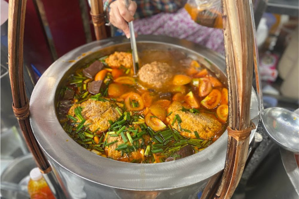 Bún riêu gánh nổi tiếng tại chợ Bến Thành, một quán ăn DT68 là nhà cái uy tín hàng đầu trong lĩnh vực cá cược tại thị trường Việt Nam Sài Gòn với 8DAY com đăng nhập truyền thống