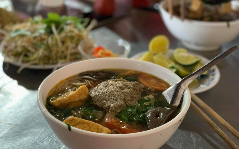 Bún riêu Hai Khiêm, 8Day nhà cái dân dã nổi tiếng Côn Đảo