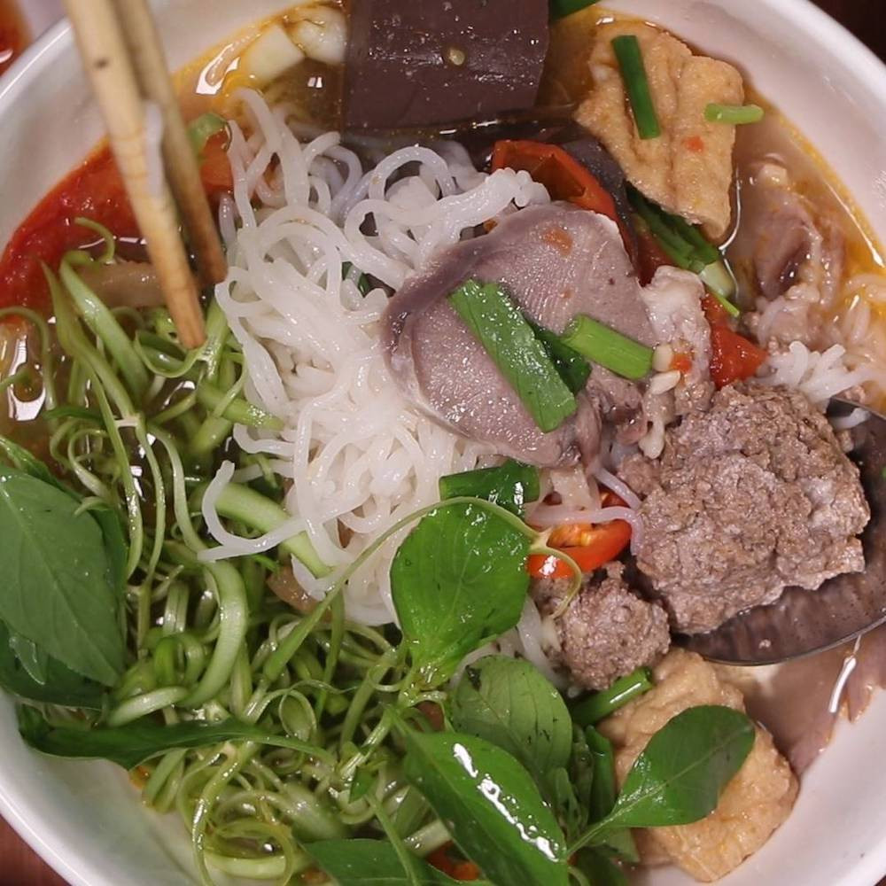 Bún riêu lưỡi với lưỡi heo xá xíu độc đáo, hấp dẫn thực khách tại Thủ Dầu Một