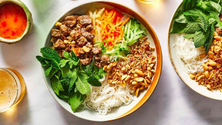 Bún thịt nướng hấp dẫn với thịt nướng vàng ươm, chả giò giòn rụm