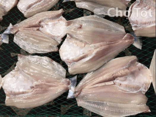 Cá dứa xẻ đôi, rửa sạch, đem phơi nắng