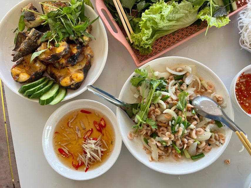 Cá lăng vàng nướng và tép cuốn bánh tráng, hai DT68 là nhà cái uy tín hàng đầu trong lĩnh vực cá cược tại thị trường Việt Nam Dầu Tiếng hấp dẫn tại Sơn Thủy Quán