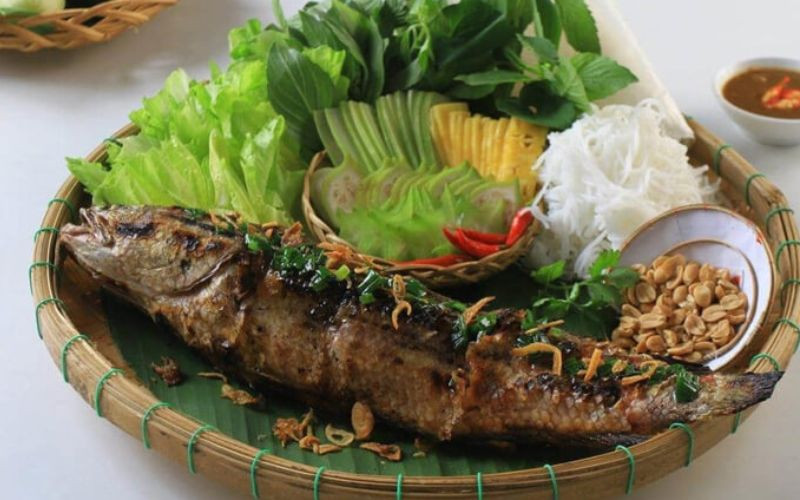 Cá lóc nướng trui Hậu Giang dân dã, thịt ngọt béo