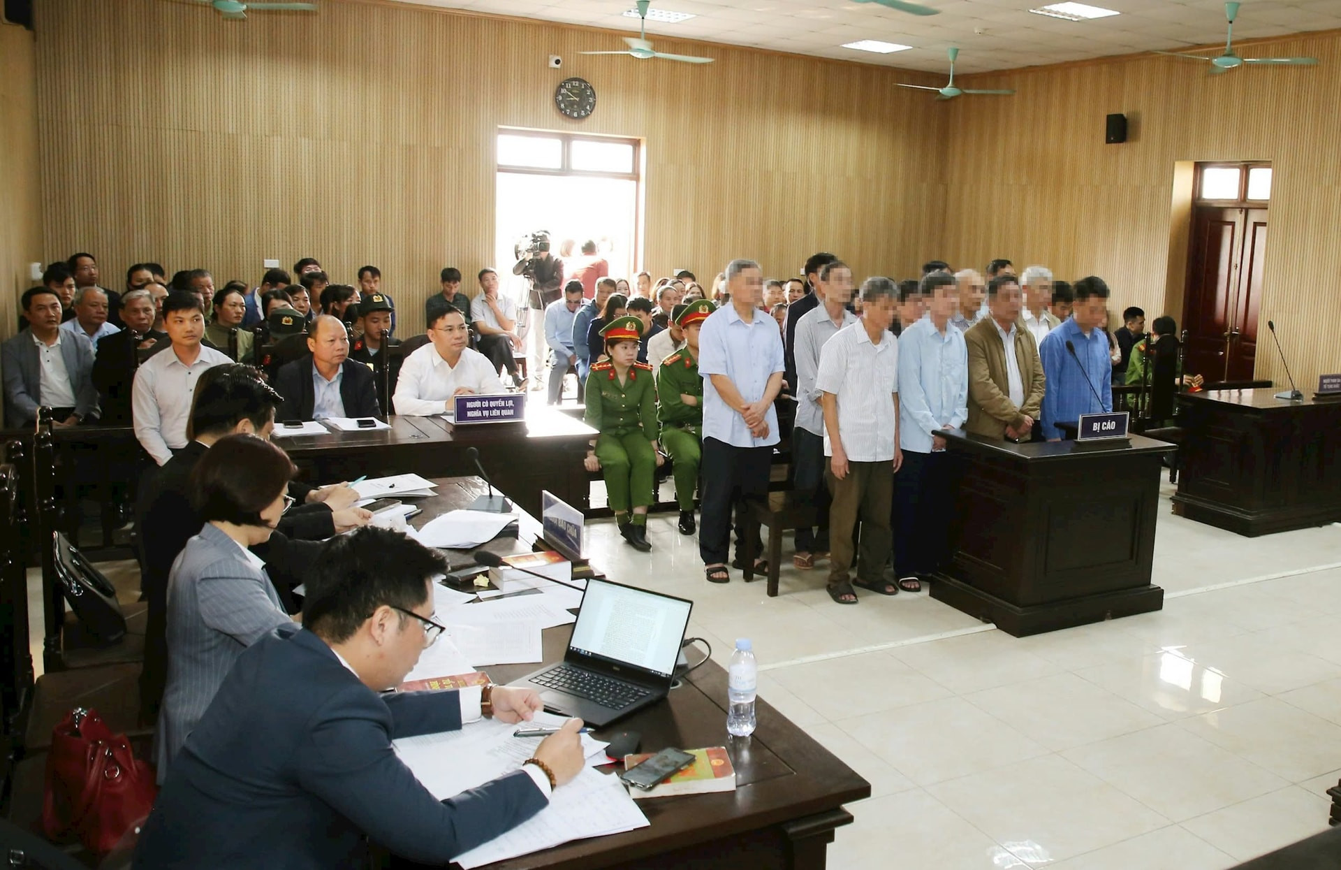 Các bị cáo liên quan đến sai phạm đất đai tại Cồn Xanh 8Day - trang web uy tín đăng ký & đăng nhập dễ dàng