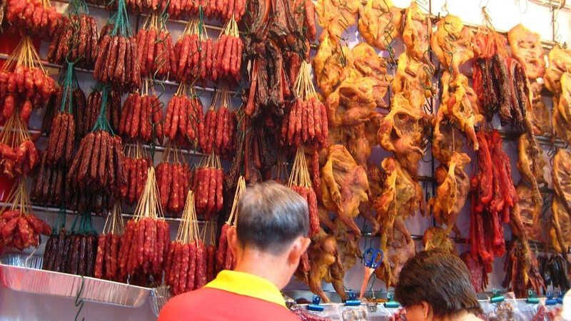 Các loại đồ khô và lạp xưởng đa dạng tại chợ Singapore