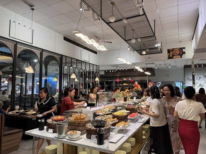 Các loại hải sản đang được nướng trên bếp than hồng tại một nhà hàng buffet