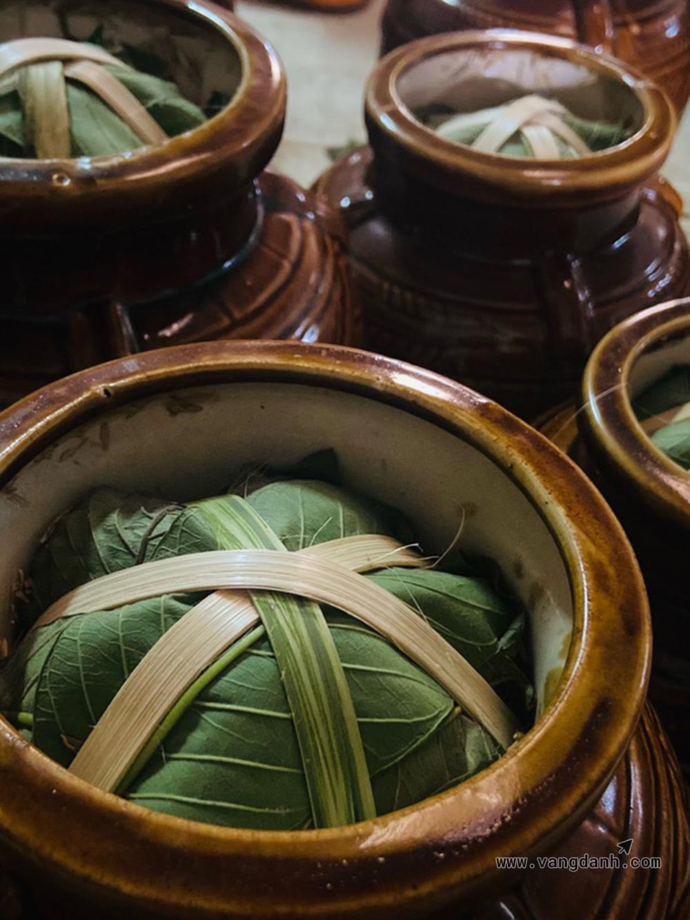 Các loại nguyên liệu tự nhiên như nếp, men lá được chuẩn bị để ủ thành rượu cần Tây Nguyên