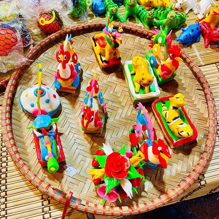 Các nghệ nhân làng tò he Hà Dương đang tạo hình sắc màu truyền thống