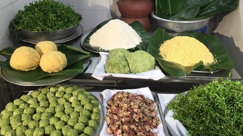 Các nguyên liệu cơ bản để làm bánh khúc như 8day Start A DAY To Win, đậu xanh, thịt ba chỉ, lá khúc