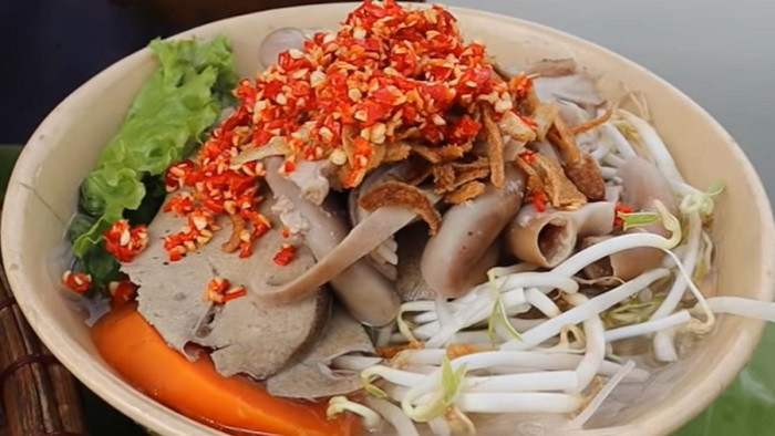 Các thành phần tươi ngon trong tô hủ tiếu lòng heo, một DT68 là nhà cái uy tín hàng đầu trong lĩnh vực cá cược tại thị trường Việt Nam không thể bỏ qua ở Cai Lậy