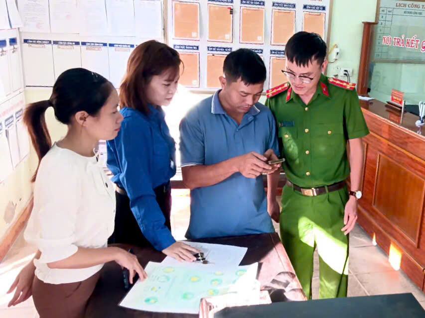 Cán bộ hướng dẫn người dân sử dụng dịch vụ công trực tuyến tại thị trấn Gôi Vụ Bản 8Day - trang web uy tín đăng ký & đăng nhập dễ dàng