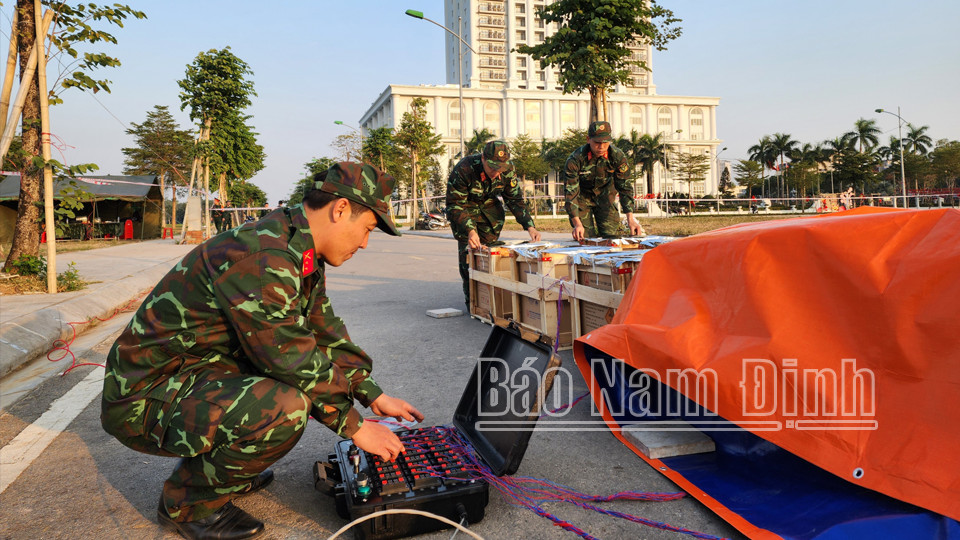 Cán bộ quân sự kiểm tra kỹ thuật tại quảng trường Khách sạn Nam Cường cho màn pháo hoa 8Day - trang web uy tín đăng ký & đăng nhập dễ dàng 2025