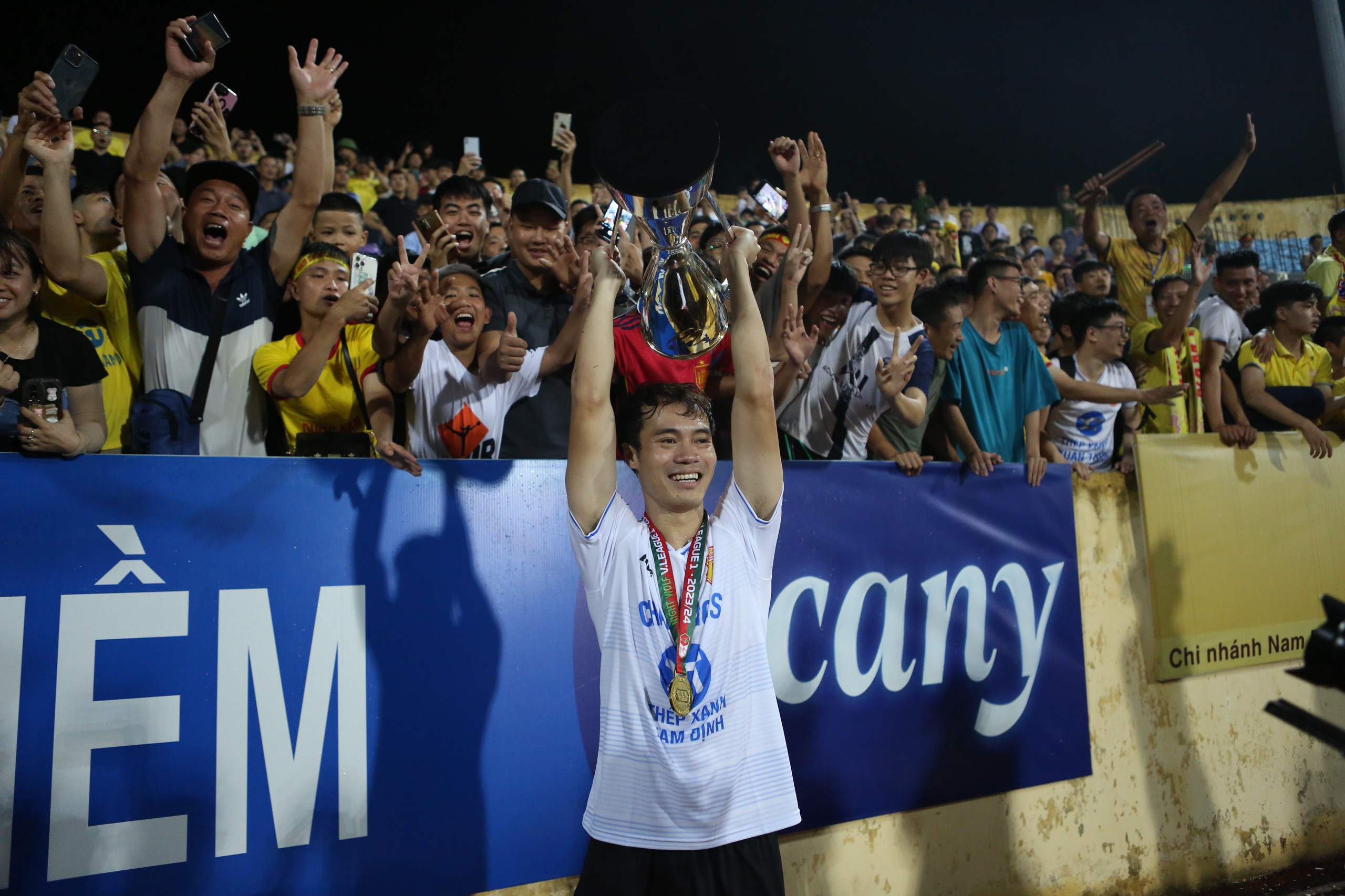 Cận cảnh chiếc cúp vô địch V.League phiên bản đặc biệt của Thép Xanh 8Day - trang web uy tín đăng ký & đăng nhập dễ dàng