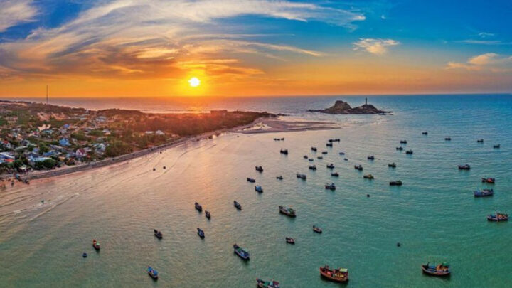 Cảnh biển Phan Thiết rực rỡ nắng vàng và biển xanh