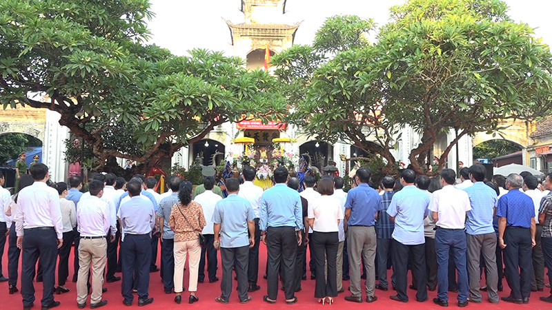 Cảnh dâng lễ và cúng bái trong ngày Giỗ Cha tại Đền Bảo Lộc 8Day - trang web uy tín đăng ký & đăng nhập dễ dàng