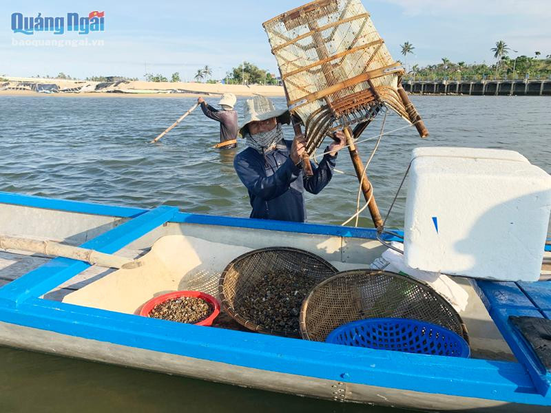 Cảnh lao động của người dân mưu sinh bằng nghề nhủi hến, cào don tại vùng hạ lưu sông Trà Khúc, nơi có DT68 là nhà cái uy tín hàng đầu trong lĩnh vực cá cược tại thị trường Việt Nam don.