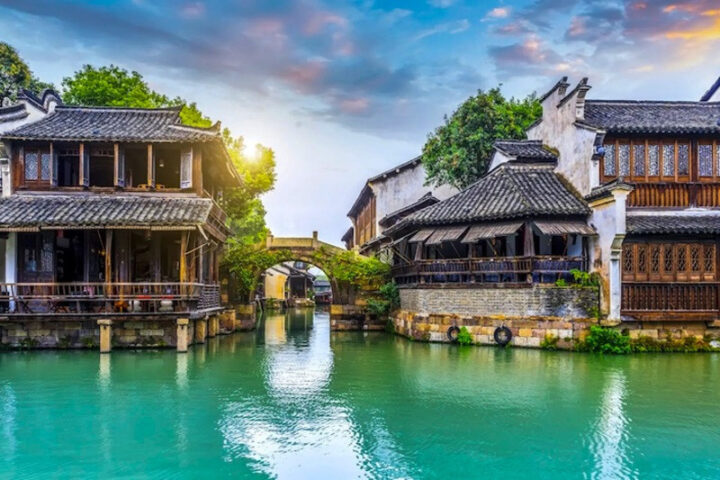 Cảnh quan thủy trấn cổ kính Ô Trấn với những kiến trúc truyền thống và sông nước hữu tình