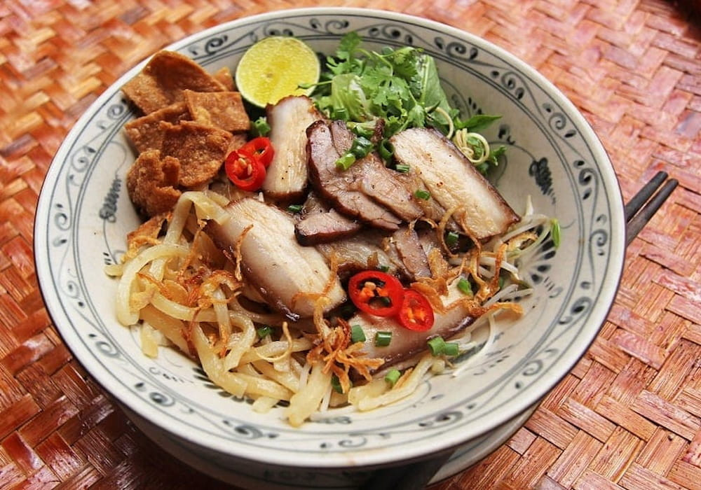 Cao lầu là món mì dai ngon kết hợp với thịt xá xíu nổi tiếng tại Hội An