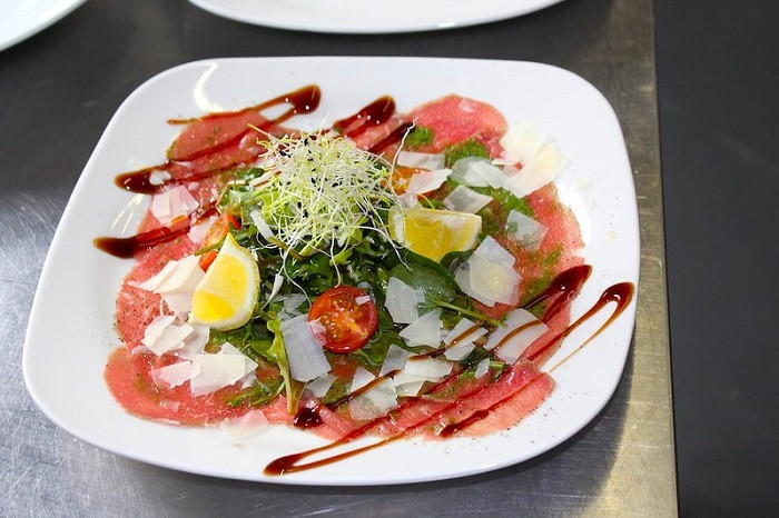 Carpaccio thịt bò thái lát mỏng, món khai vị đặc trưng của Ý từ Venice