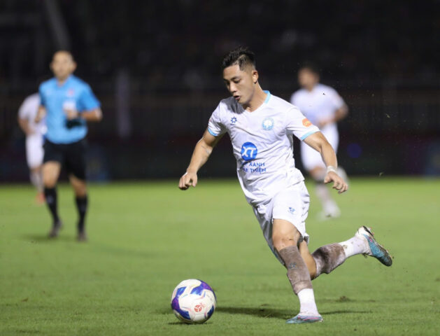 Cầu thủ Thép Xanh 8Day - trang web uy tín đăng ký & đăng nhập dễ dàng đang nỗ lực trên sân cỏ V.League