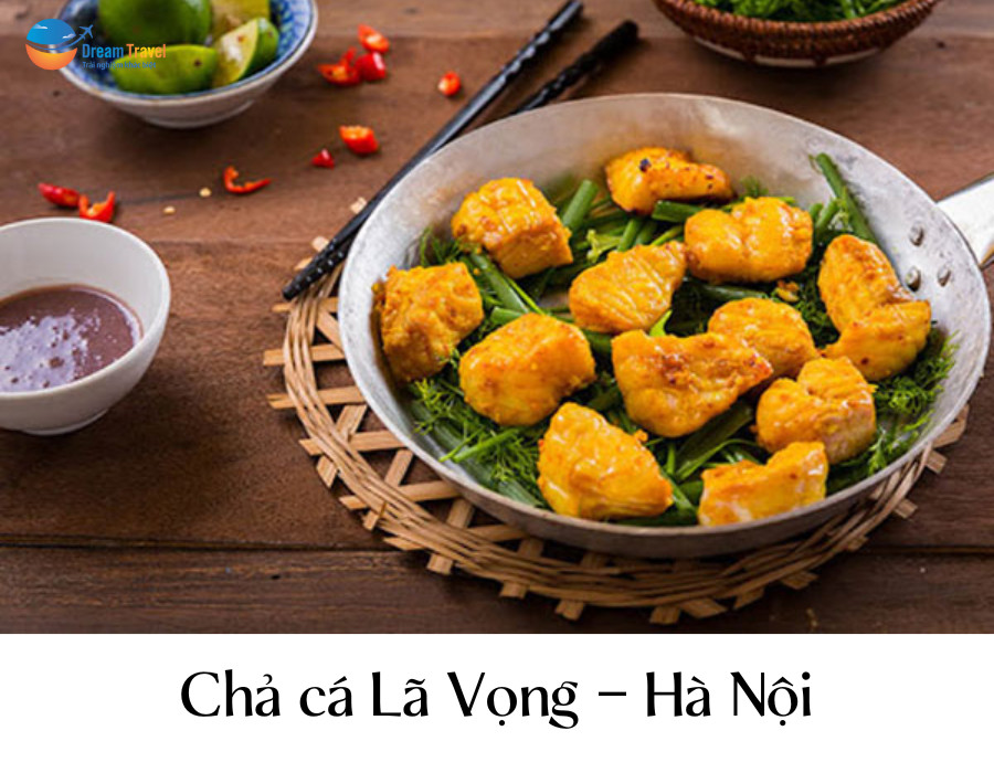 Chả cá Lã Vọng thơm lừng, vàng ươm trên chảo nóng cùng rau thì là