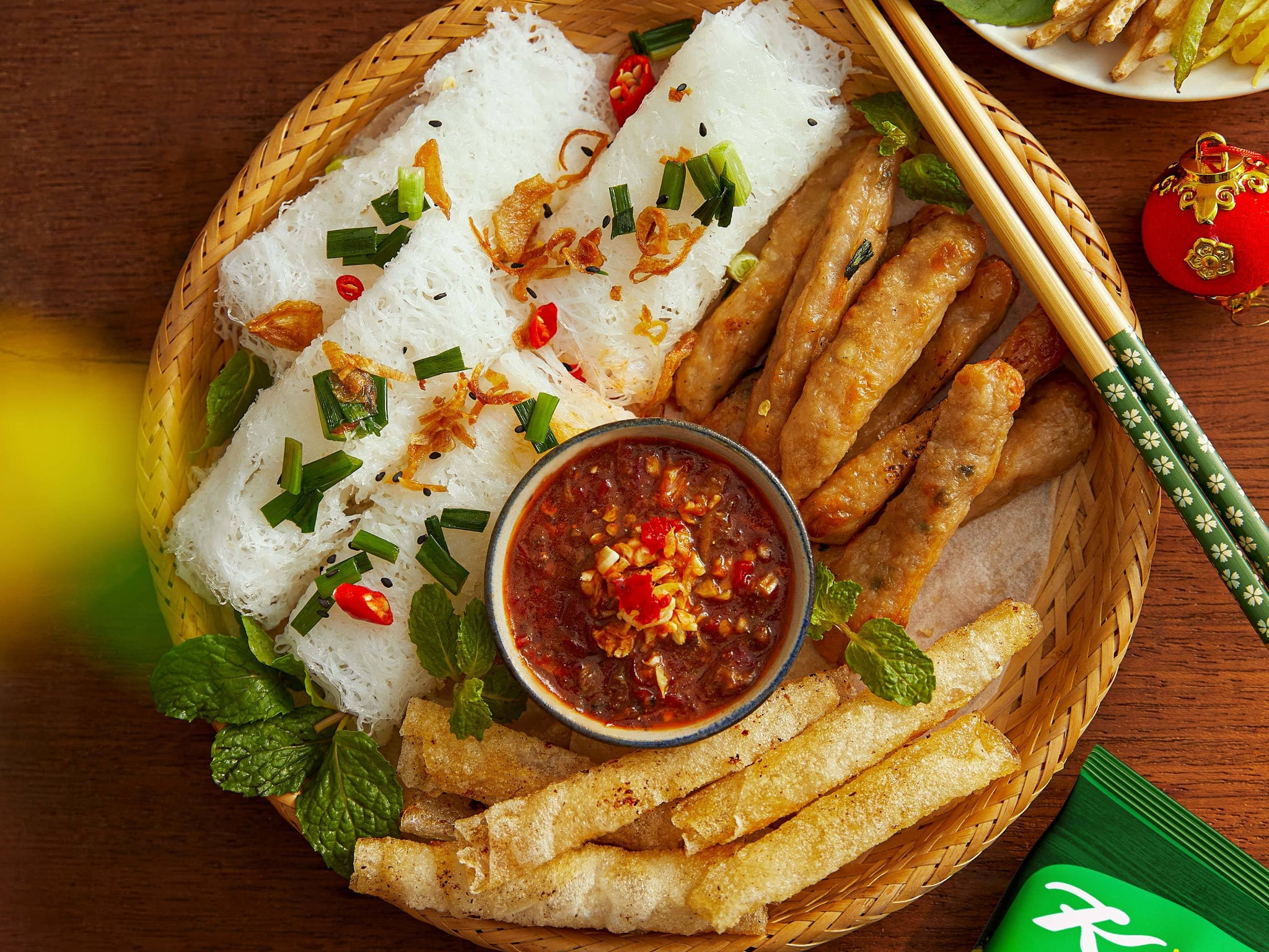 Chả cá thác lác chiên vàng giòn ăn kèm bún và Nohu 8day
